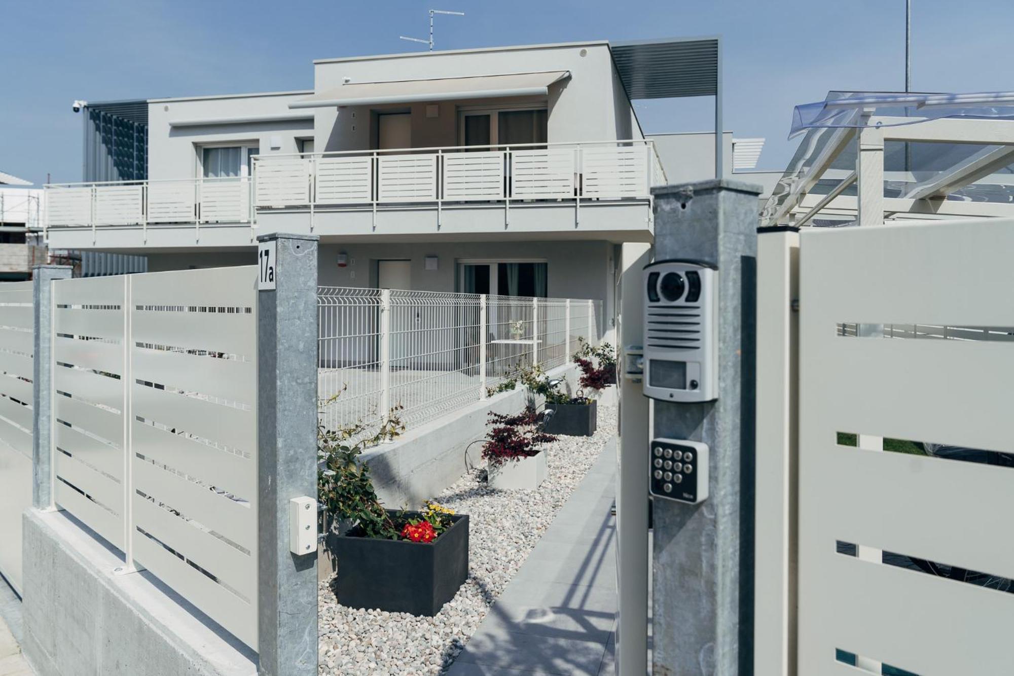 פסקיארה דל גארדה The Prince - Luxury Apartments With Pool מראה חיצוני תמונה